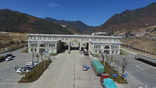 13�л����񹲺͹����ſڰ�