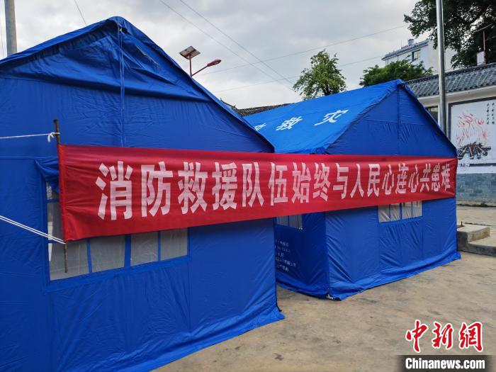 图为地震现场搭起的的应急救灾帐篷。　云南省消防救援总队供图