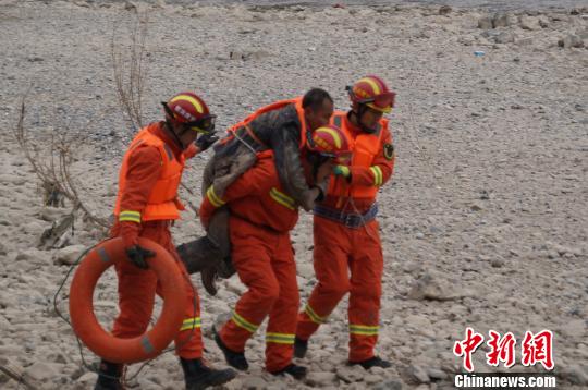 甘肃落水男子被困9小时无力呼救路人及时发现免遭难