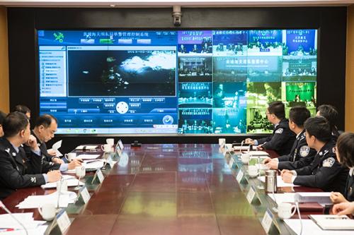 图为:海关总署缉私指挥现场 高立强/摄