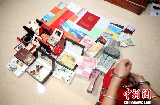 海南警方对陈先福涉黑涉恶犯罪团伙开展集中收网行动现场。 海南警方供图