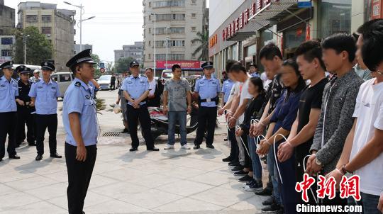 �������Ǹ۾���ͻ����¥��ץ���洫��Ա350��