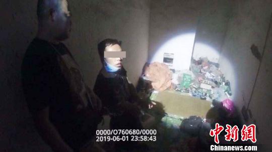 指认赃物。攀枝花警方供图