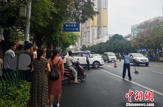 现场有不少围观人员。 朱柳融 摄