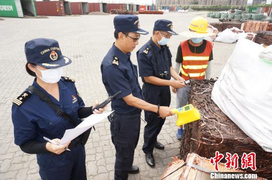 海关关员对进口废物原料进行放射性检测 关悦 摄