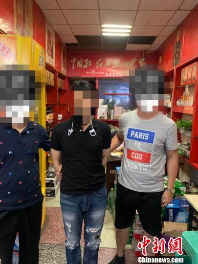 抓捕现场。(自贡高新警方 供图)