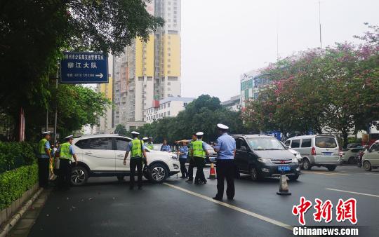 交警正在事故现场处理。 朱柳融 摄