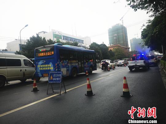 广西一汽车从交警队门口后溜横穿马路1名男童被撞身亡