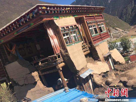 图为西藏金沙江堰塞湖灾区受损的农房。 王佳伟 摄