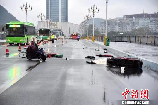 图为案发现场。 柳州交警提供 摄