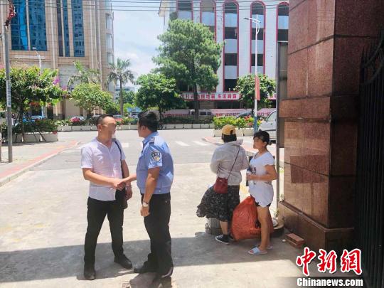 �㶫Ů�����ݴ���Ϊ����ϴ���ɷ򾯷�Ȱ˵��Сʱ��������