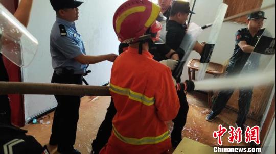 ����˲�䣬����Ա��ֱ��ˮǹ�Է��������˾�׼&ldquo;����&rdquo;��Ѹ�ٴ��������еĴ��� ������ ��