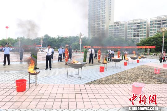 ͼΪ��Խ����Я�ַٻٶ�Ʒ �ֺ� ��