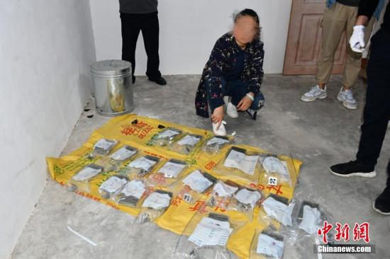 6��18�գ������ӳؾ���ͨ���ƣ����ؾ������ڳɹ�����һ���ش��ʡ������������ץ���永��Ա18�ˣ��ɻ�Ʒ������33726.85�ˡ�����9984.59�ˡ�����292.4��Ԫ����ң������永�ʽ�374.7��Ԫ����ң�����永����7��������ͼΪ������ָ���ֳ���<a target='_blank' href='http://www.chinanews.com/'>������</a>�� ���� ��