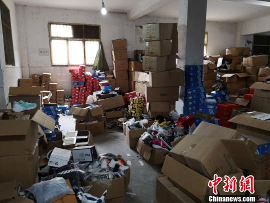 仓库假冒名牌运动鞋。 钟欣 摄