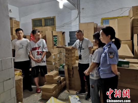 嫌疑人指认现场。 钟欣 摄