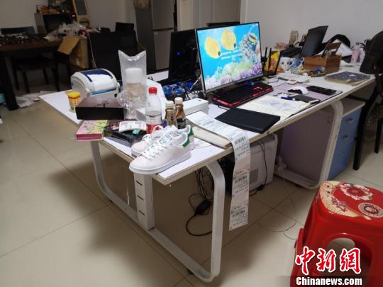 销售假冒名牌运动鞋工作室。 钟欣 摄