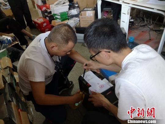 扣押涉案物品。 钟欣 摄