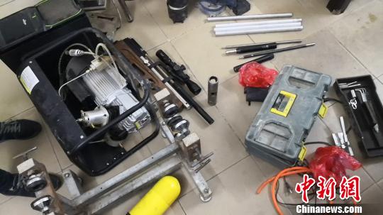 警方缴获的铅弹制造模具 梁炯英 摄