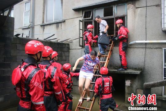 图为救援现场。 石岳杰 摄