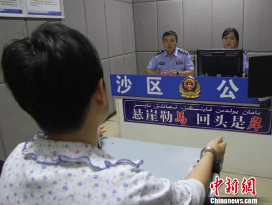 警方对涉案人员进行审讯。 任志刚 摄