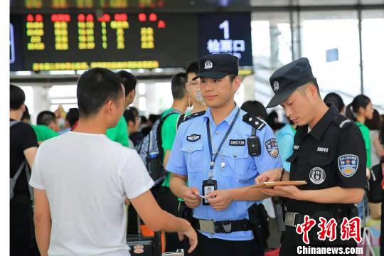 男子通过“两头票”疯狂逃票117次被铁警拘留