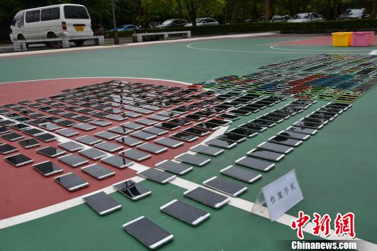 警方缴获作案手机一千余台。德庆警方供图