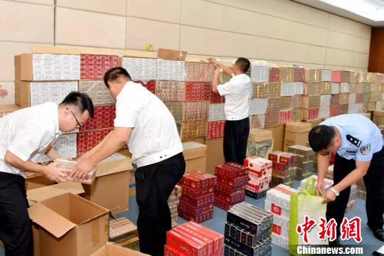 海南省公安机关2019年“利剑”打假集群战役集中收网行动查获的假烟。海南省公安厅供图