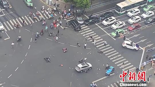 江苏常州一奔驰失控致13人受伤其中3人死亡