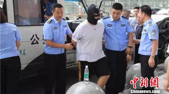 图为犯罪嫌疑人在被押解途中。 山西省公安厅提供 摄