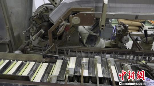 图为制假生产线正在生产假冒日化用品。 警方供图 摄