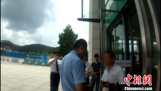 一男子搭乘高铁买“两头省中间”构成诈骗被拘留