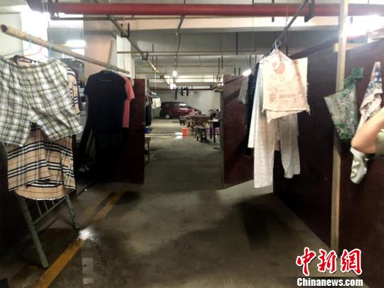 地下车库近200平方米的区域内,用木板搭建多个简易宿舍。咸宁消防供图