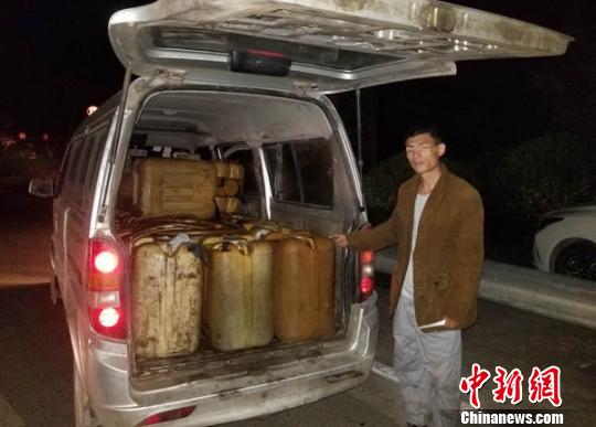 一名犯罪嫌疑人盗取柴油被警方挡获。 吴刚 摄