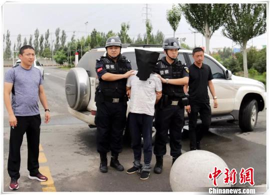 图为民警将嫌犯押解回通辽。警方供图