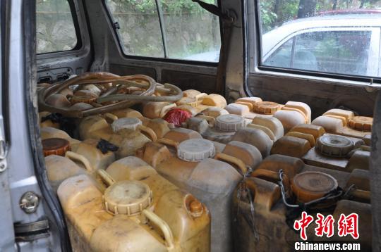 四川广元警方打掉一群内外勾结“油耗子”25人落网