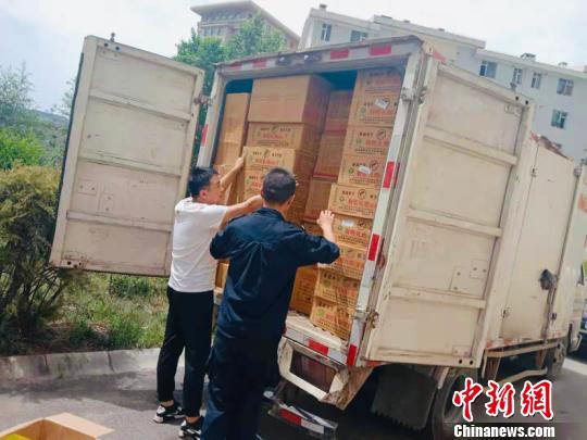 青海查获非法储存烟花爆竹500余箱案值12.3万元