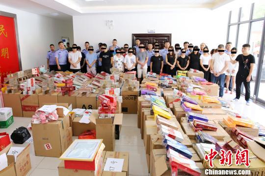 图为在海口抓获的违法犯罪嫌疑人和查扣的走私烟、假烟。 代龙超 摄