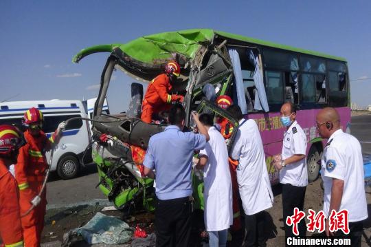 甘肃金昌两车相撞公交车头严重挤压变形5人被困