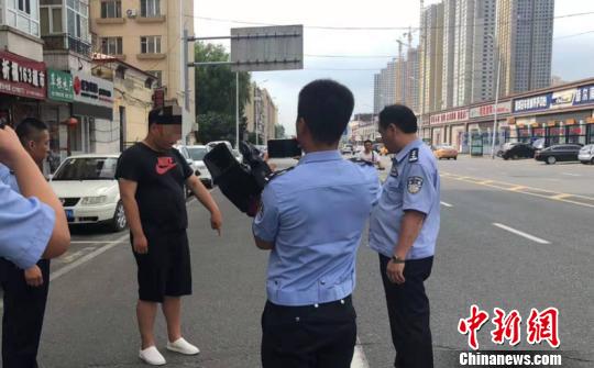 图为犯罪嫌疑人指认现场。(哈交警提供)