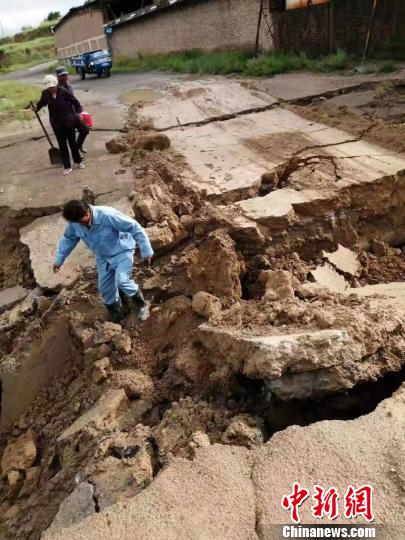 图为强降雨后,路面崩塌。山西省应急管理厅供图