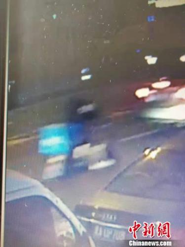 图为监控视频抓拍图片。(哈交警提供)