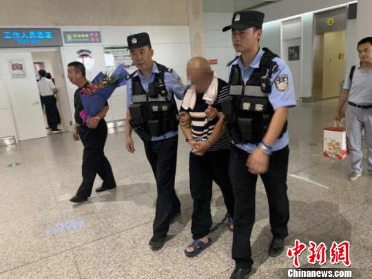 宁夏一名22年前犯命案逃犯异地落网被押回银川