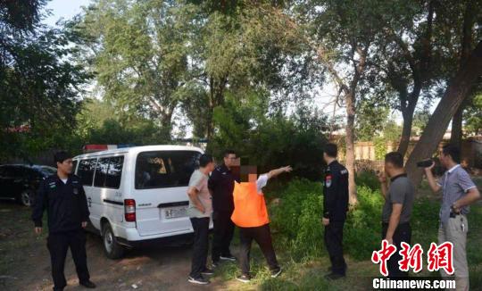 张某指认19年前的案发现场。警方供图