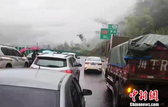 ��ɽ�廬�����೵�������ڸ��ٹ�·�ϡ������ҿ� ��