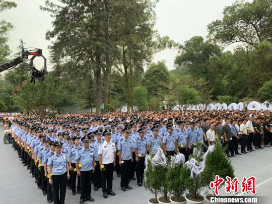四川大邑县公安局因公牺牲民警李科、辅警周正良追悼会举行