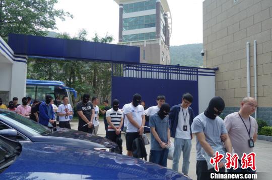 犯罪嫌疑人被押回。 嘉兴公安提供 摄