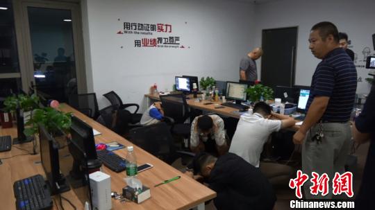 �Ϻ������ɹ��������������װ��Ů��һթƭ�Ż�