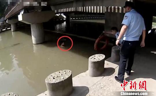 �񾯵ִ��ֳ�ʱ��С���ں���ֻ¶��һ��ͷ������������ͼ