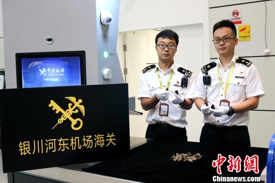 银川海关在旅检渠道查获沉香。银川海关供图